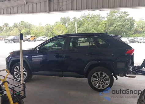 2021 Toyota Rav4 Xle Premium z USA, uszkodzony, nr VIN 2T3C1RFVXMW171339